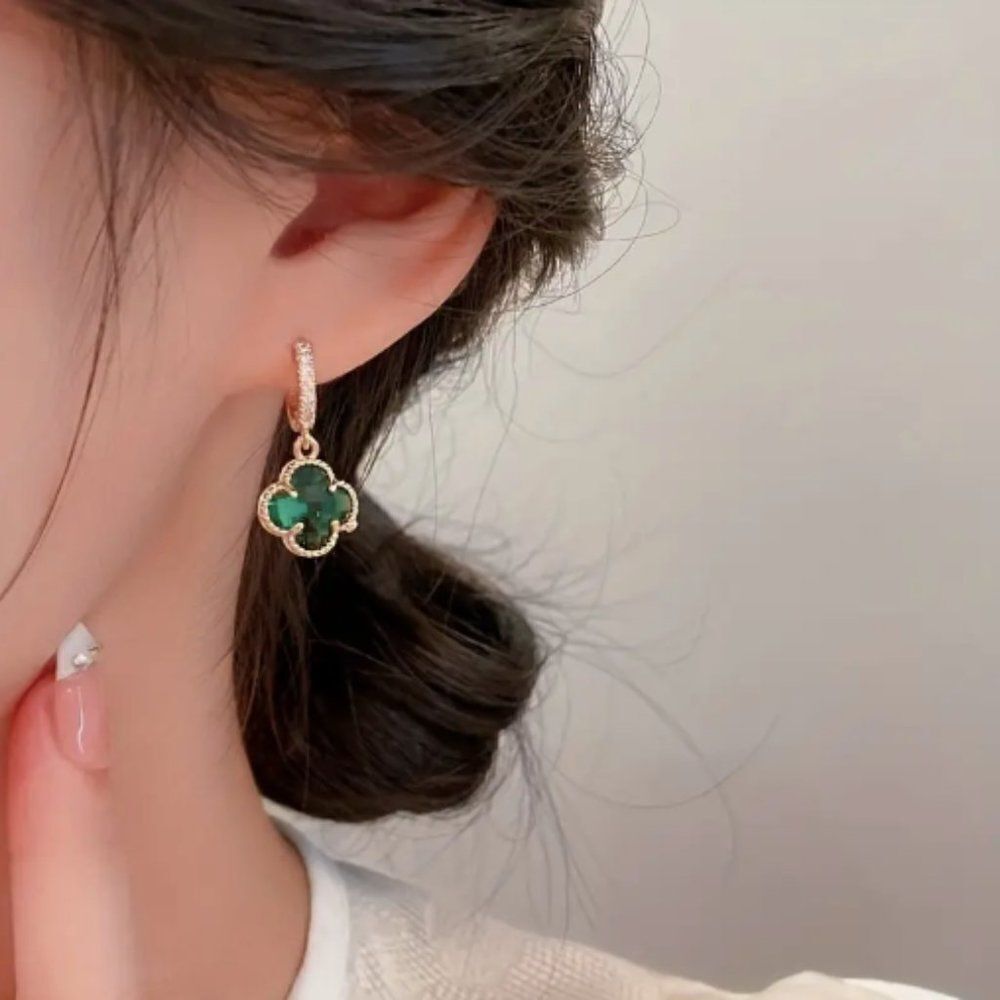 🔅🆕🔅Elegant Classy Chic Clover ☘️ Emerald 18K Gold Plated Drop Earrings✨